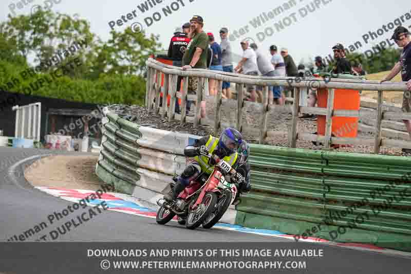 Vintage motorcycle club;eventdigitalimages;mallory park;mallory park trackday photographs;no limits trackdays;peter wileman photography;trackday digital images;trackday photos;vmcc festival 1000 bikes photographs